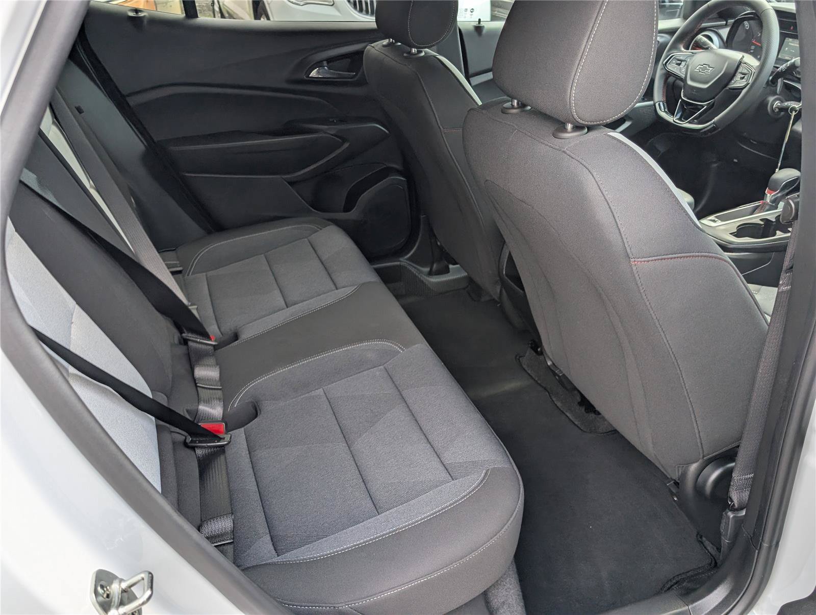 Used 2025 Chevrolet Trax RS w/ Sunroof Package FWD image 11