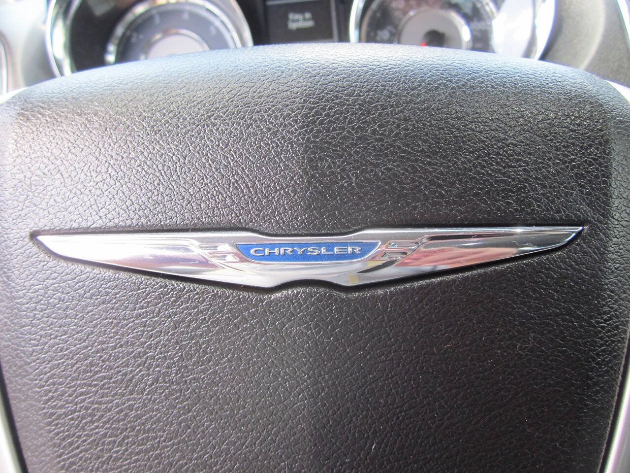 Used 2015 Chrysler Town & Country Touring FWD image 33