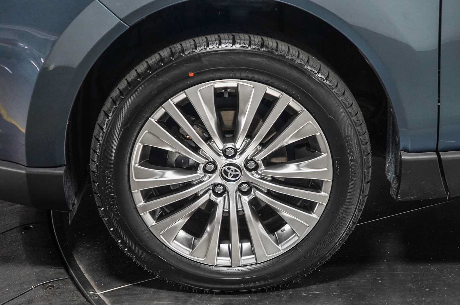 Certified 2023 Toyota Venza XLE AWD/4WD image 11