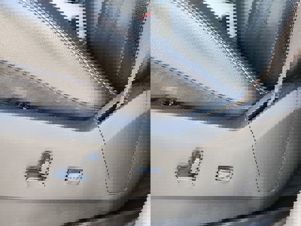 Used 2015 Chrysler Town & Country Touring w/ Driver Convenience Group FWD image 12