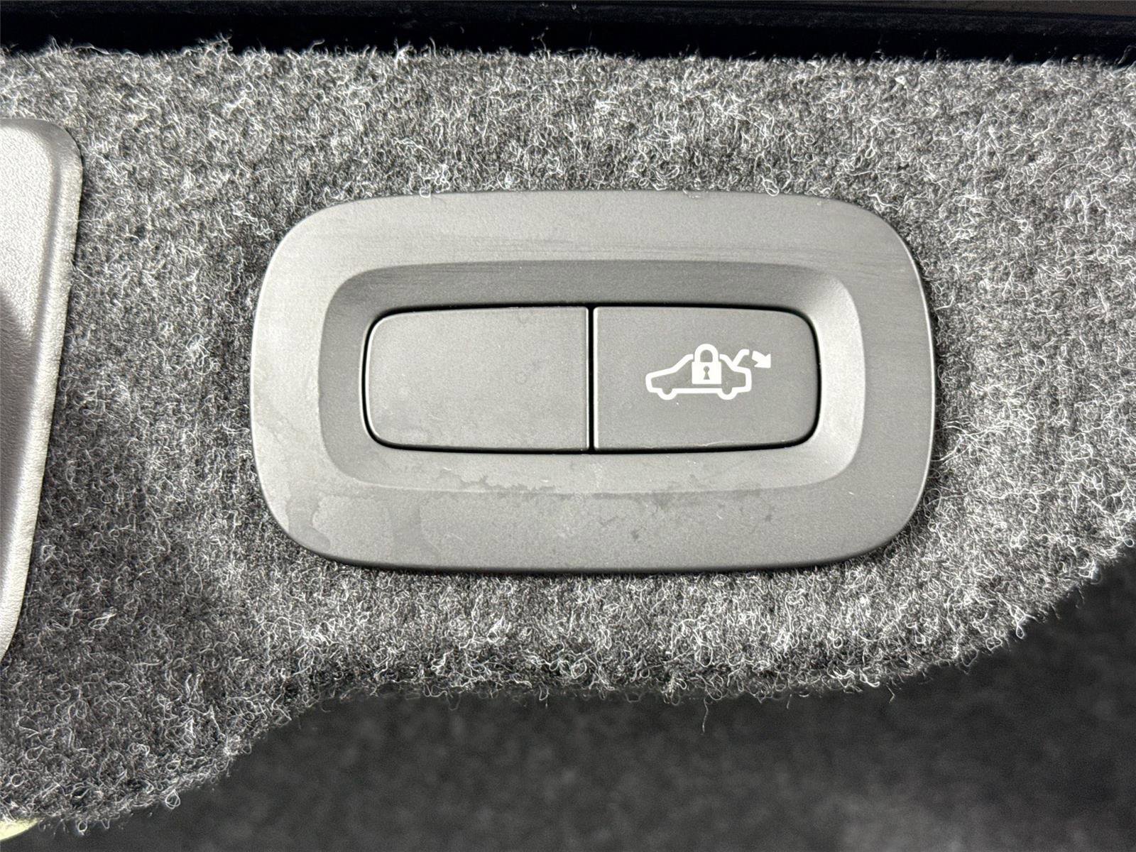 Used 2019 Volvo S60 T5 R-Design image 41