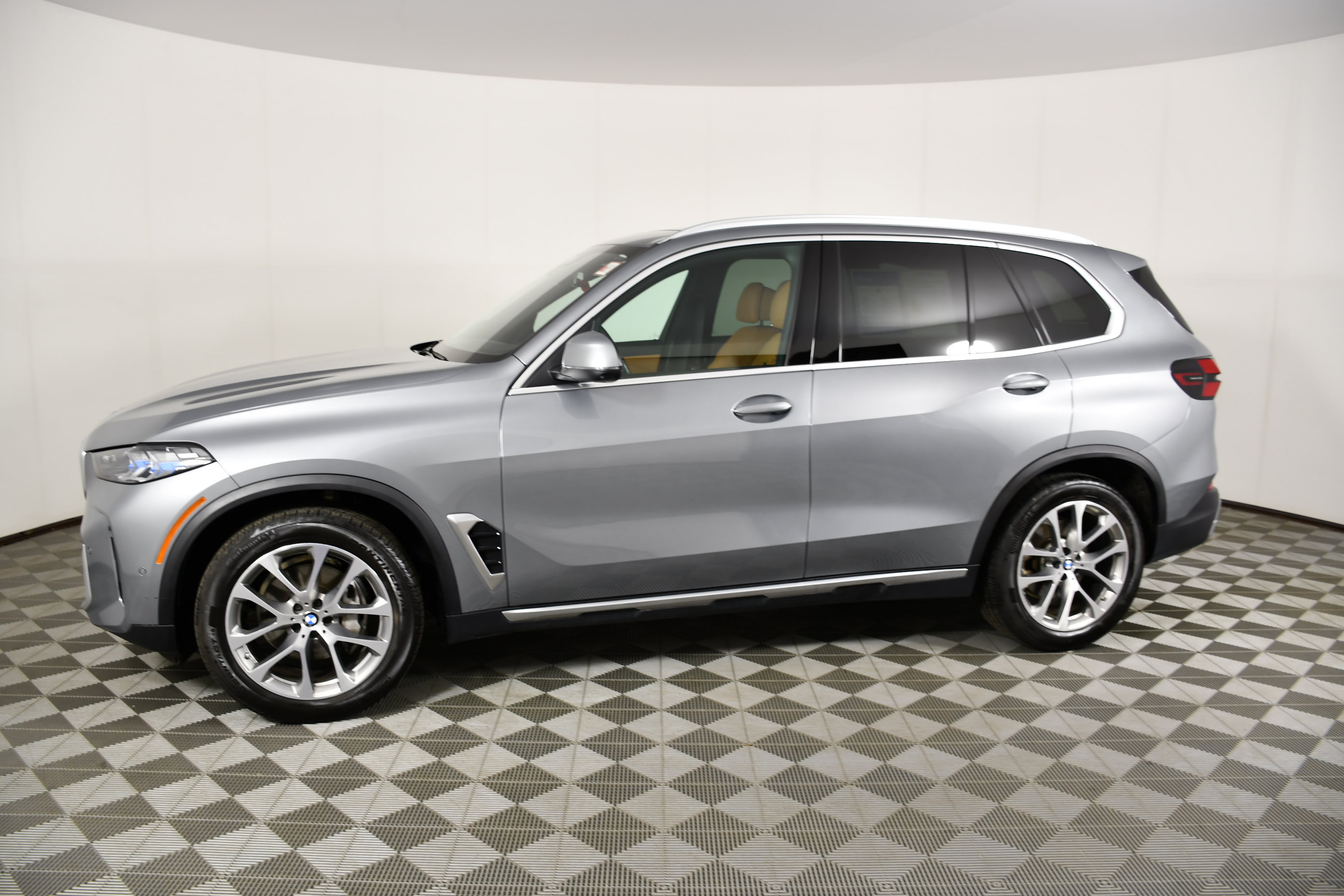 Used 2024 BMW X5 xDrive40i w/ Premium Package AWD/4WD image 9
