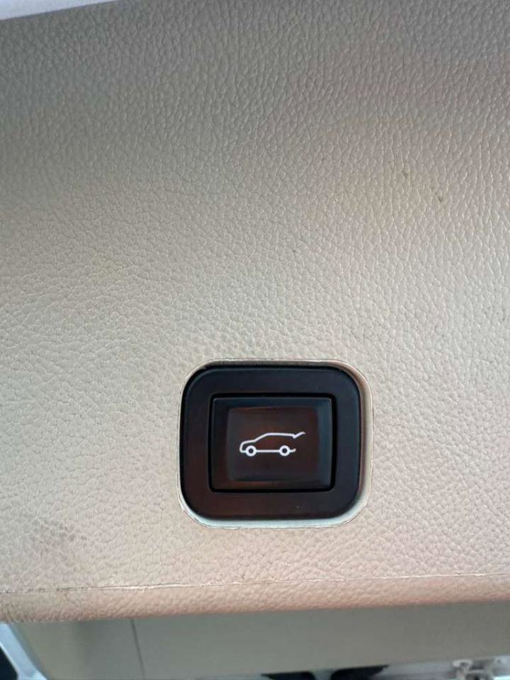 Used 2015 Cadillac SRX Luxury w/ Driver Awareness Package AWD/4WD image 17