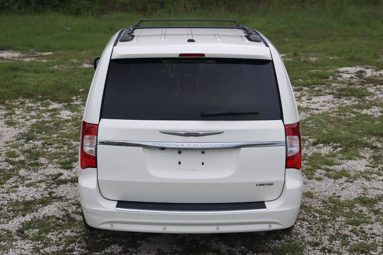 Used 2011 Chrysler Town & Country Limited w/ Trailer Tow Group FWD image 9