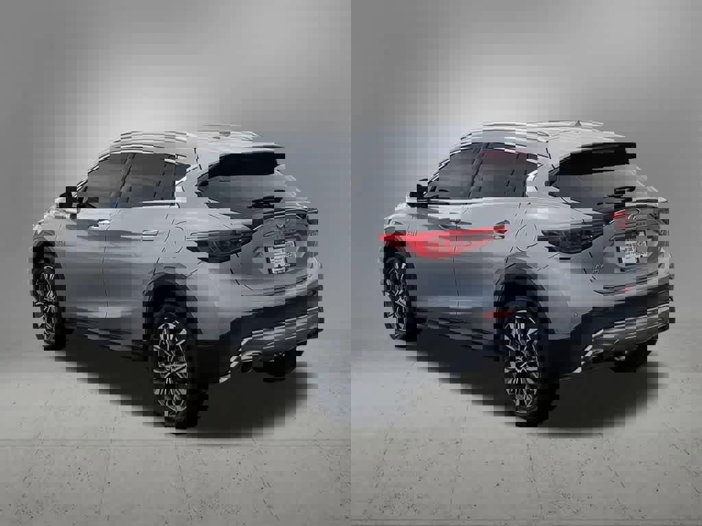 Used 2018 INFINITI QX30 ESSENTIAL image 4