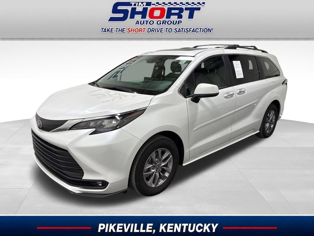 Used 2025 Toyota Sienna XLE AWD/4WD image 1