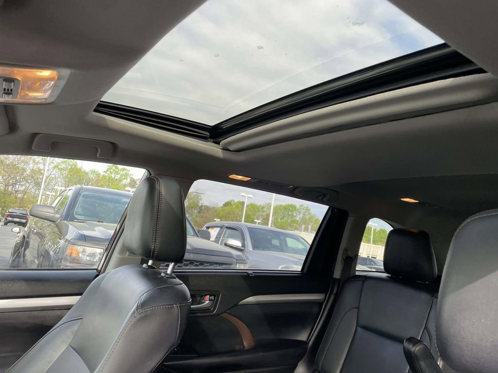 Used 2019 Toyota Highlander XLE image 30