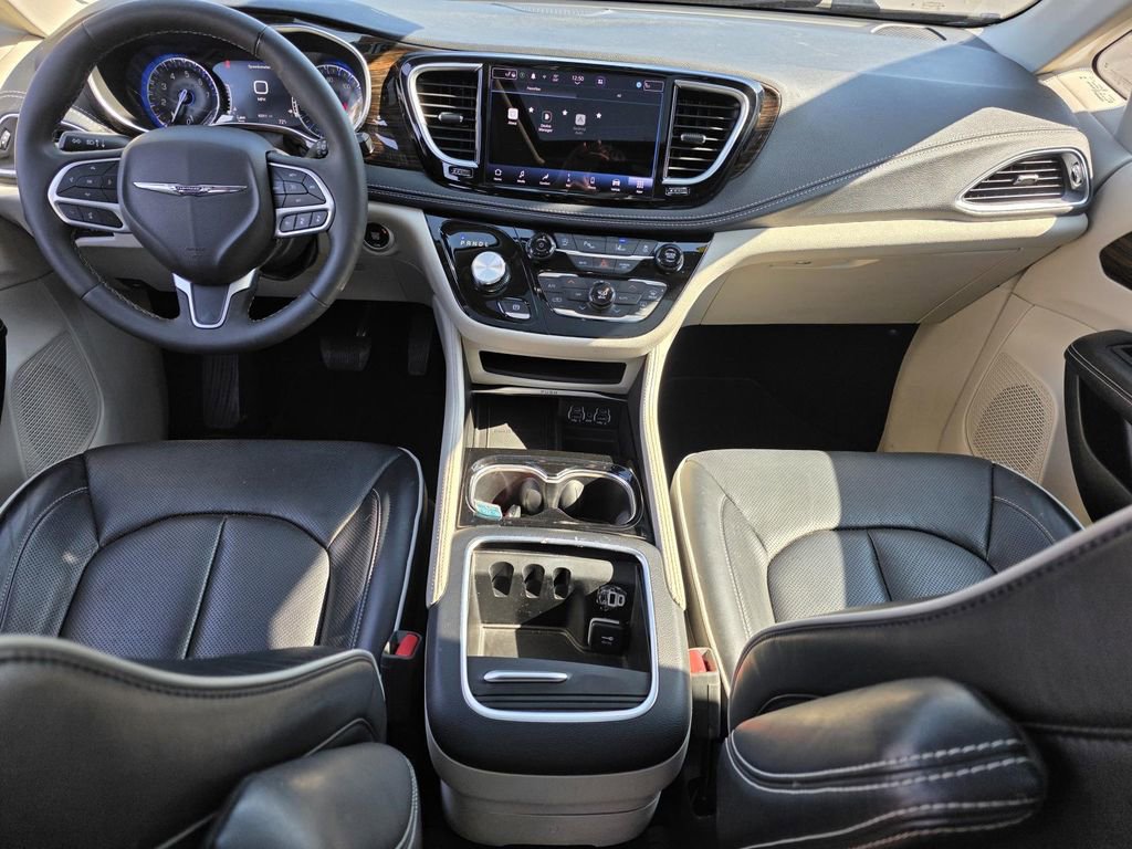 Used 2023 Chrysler Pacifica Limited image 25