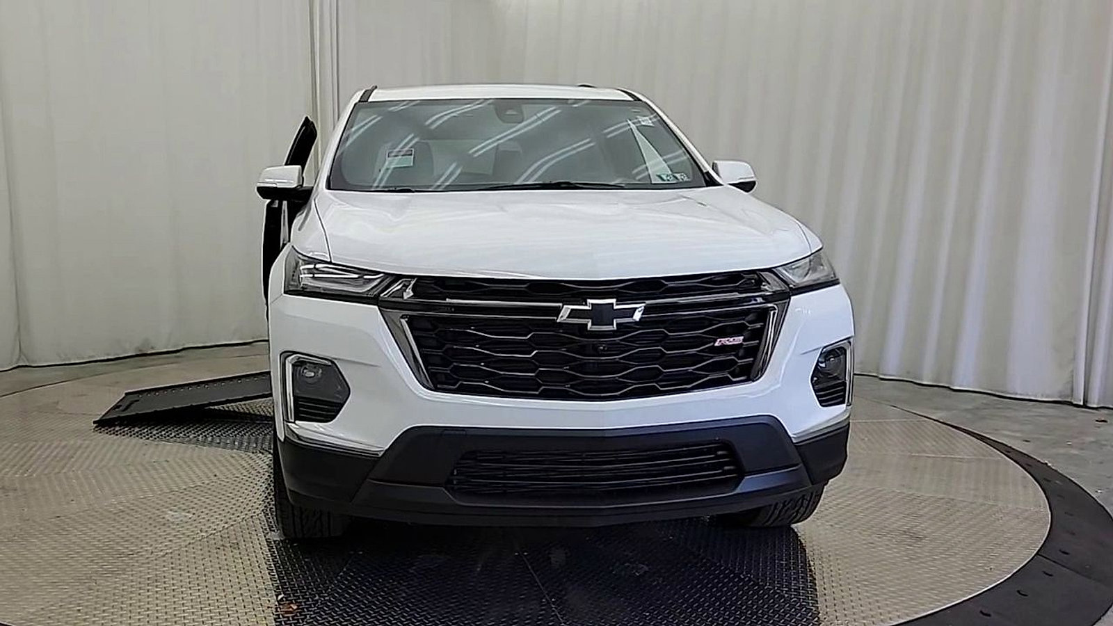 Used 2023 Chevrolet Traverse RS image 3