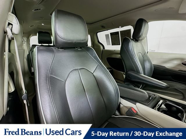 Used 2023 Chrysler Pacifica Limited FWD image 37