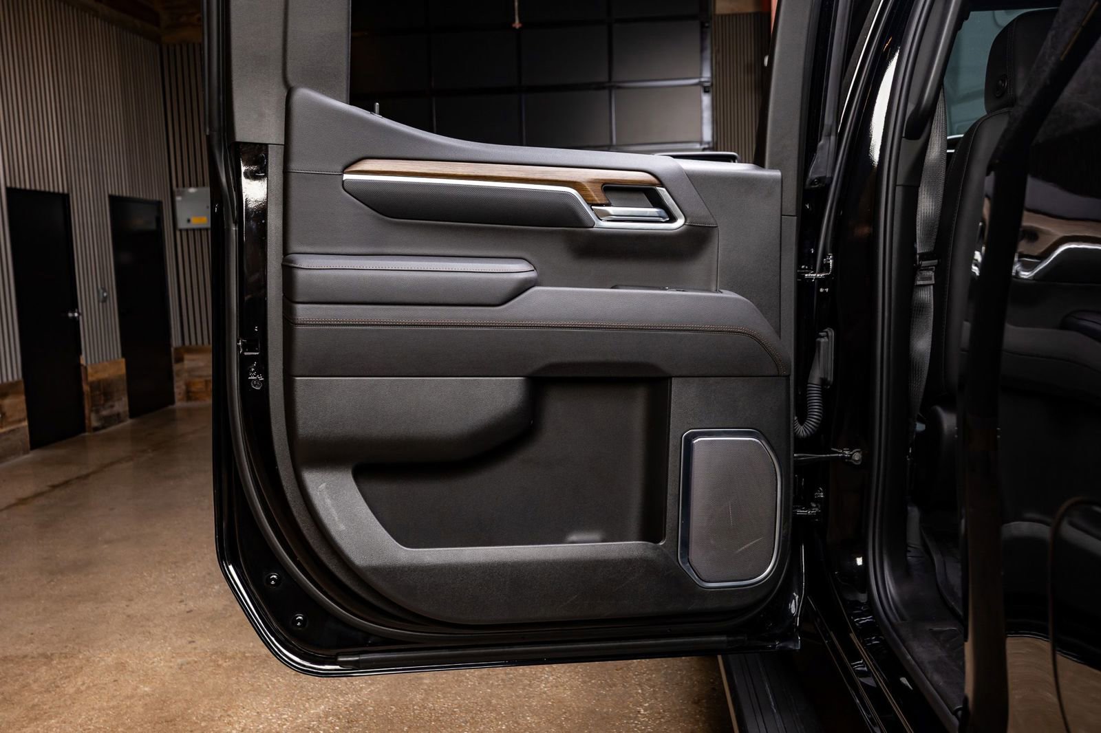 Used 2025 Chevrolet Silverado 1500 High Country w/ Midnight Edition image 37