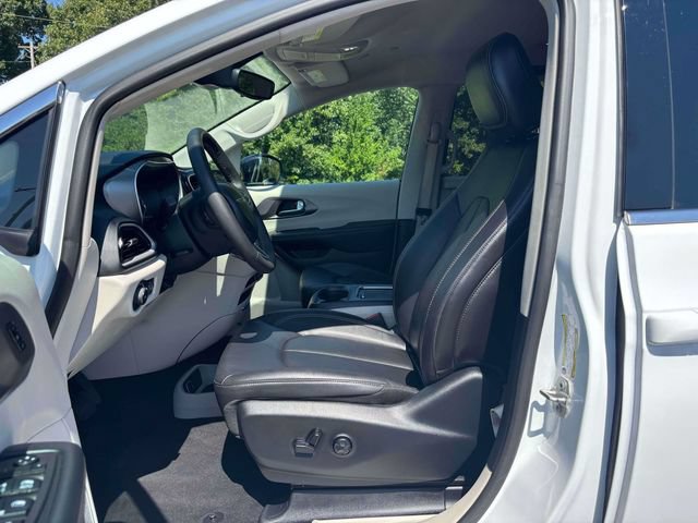 Used 2024 Chrysler Pacifica Touring-L FWD image 3