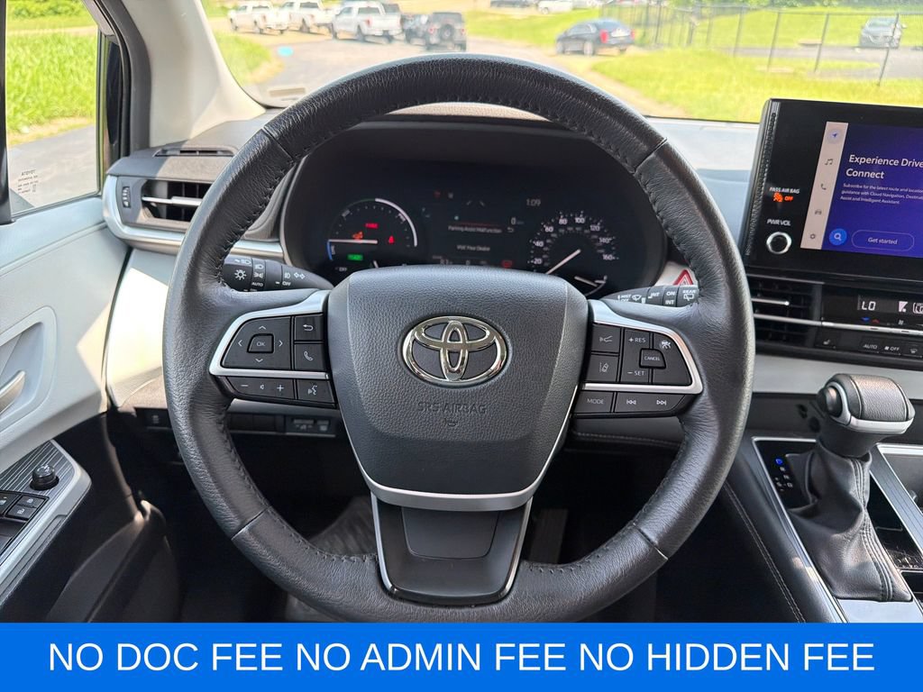 Used 2025 Toyota Sienna XLE FWD image 16