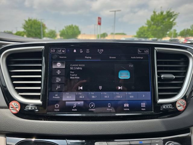 Used 2023 Chrysler Pacifica Touring-L FWD image 8