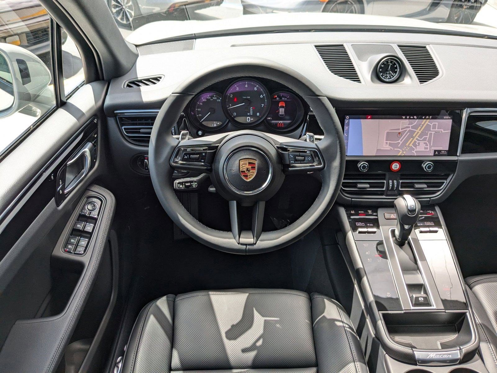 Certified 2025 Porsche Macan image 16