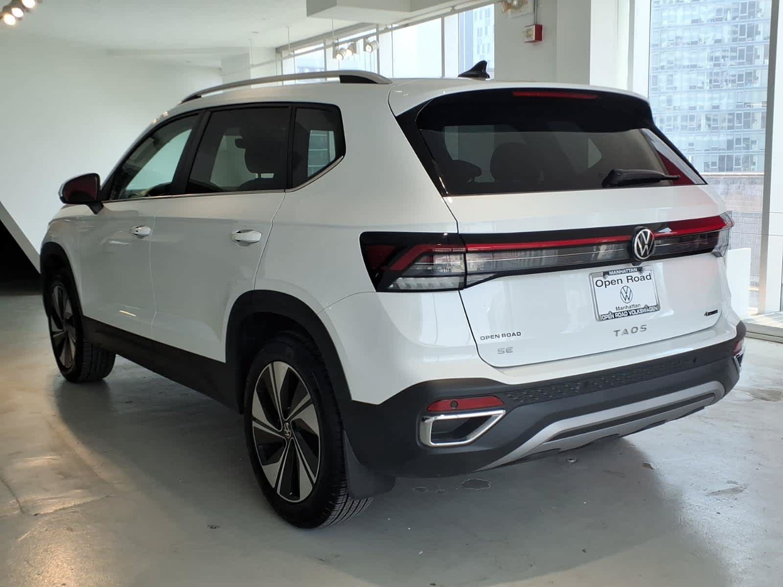 Used 2026 Volkswagen Taos SE AWD/4WD image 6