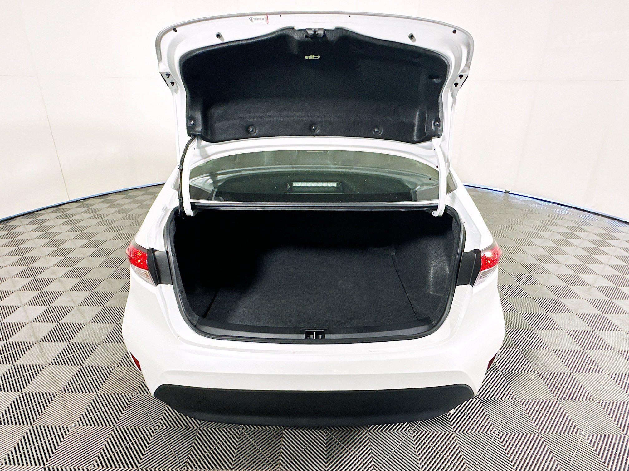 Used 2025 Toyota Corolla LE FWD image 30