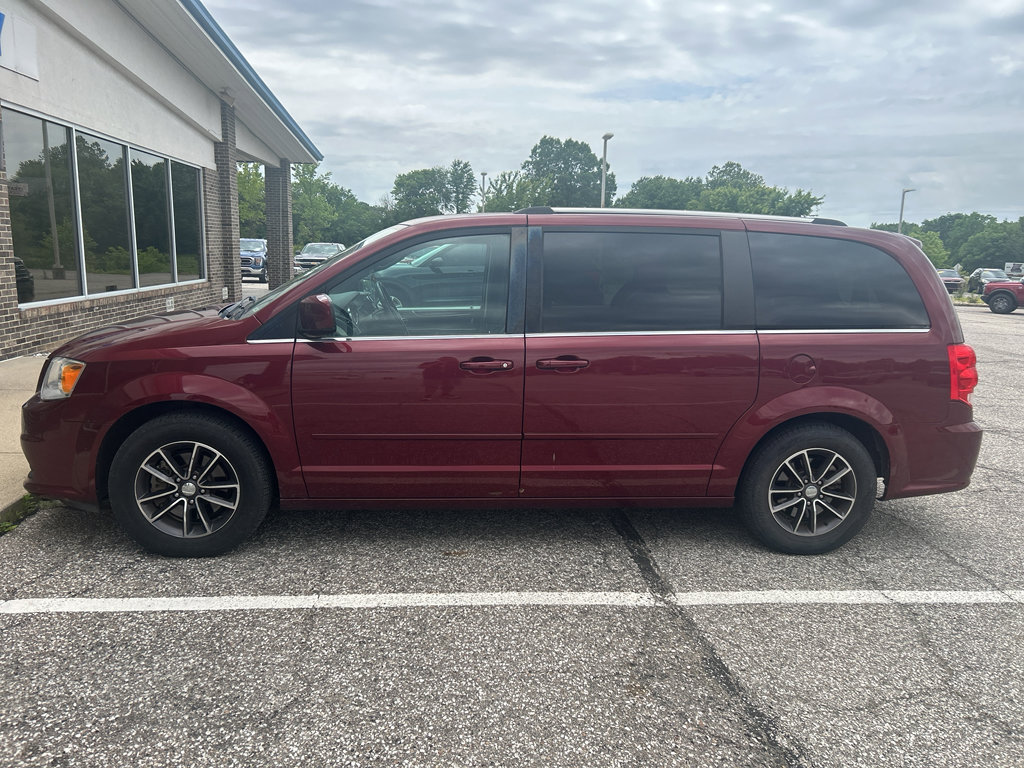 Used 2017 Dodge Grand Caravan SXT FWD image 2