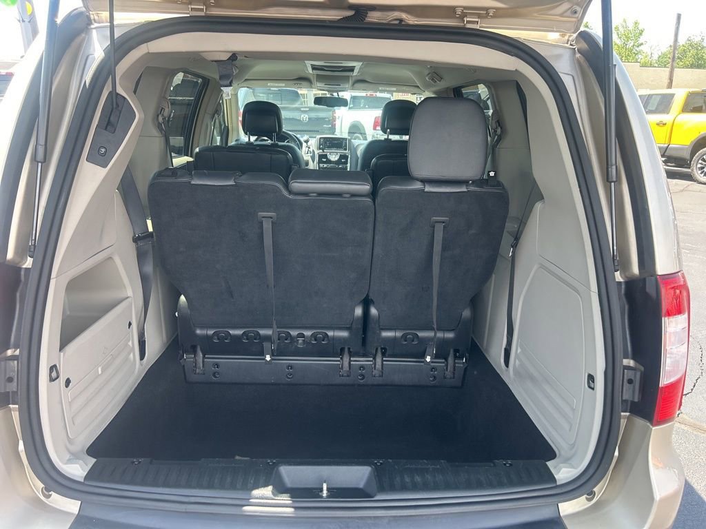 Used 2016 Chrysler Town & Country Touring FWD image 25