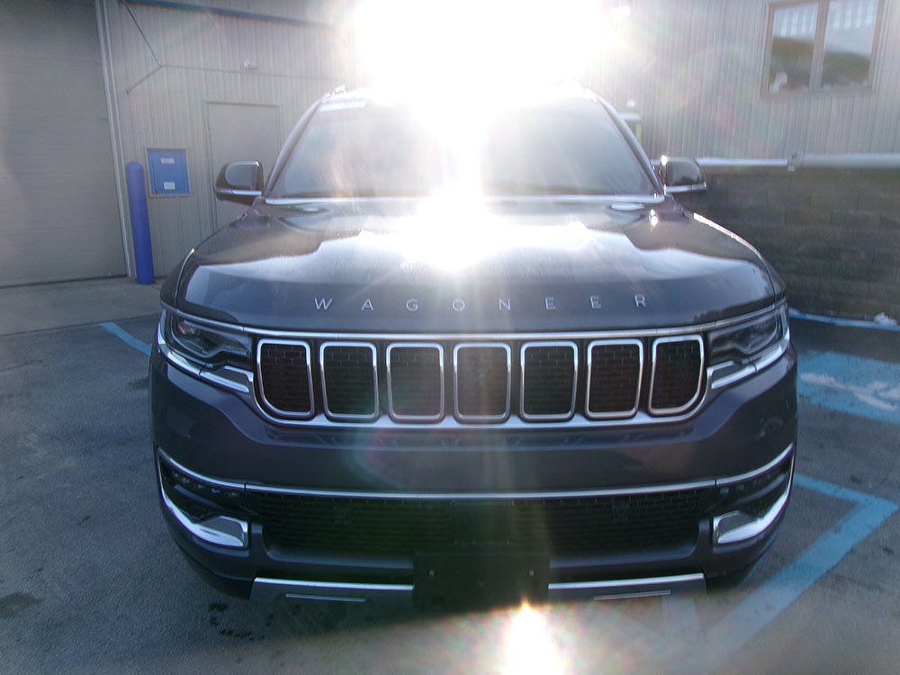 Used 2023 Jeep Wagoneer Series III w/ Premium Group I AWD/4WD image 4