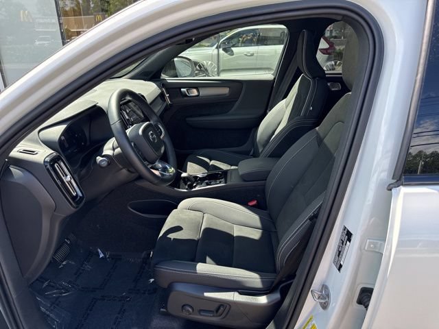 Certified 2025 Volvo XC40 B5 Plus AWD/4WD image 19