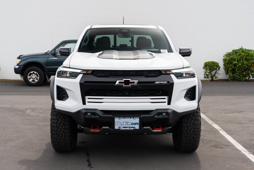 New 2026 Chevrolet Colorado ZR2 w/ Technology Package AWD/4WD image 2