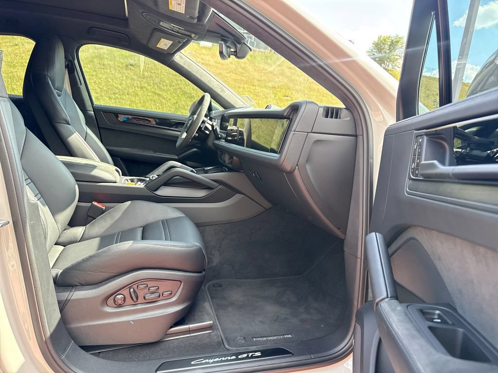 Used 2026 Porsche Cayenne GTS AWD/4WD image 34