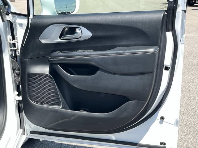Used 2020 Chrysler Pacifica Touring w/ S Appearance Package FWD image 24