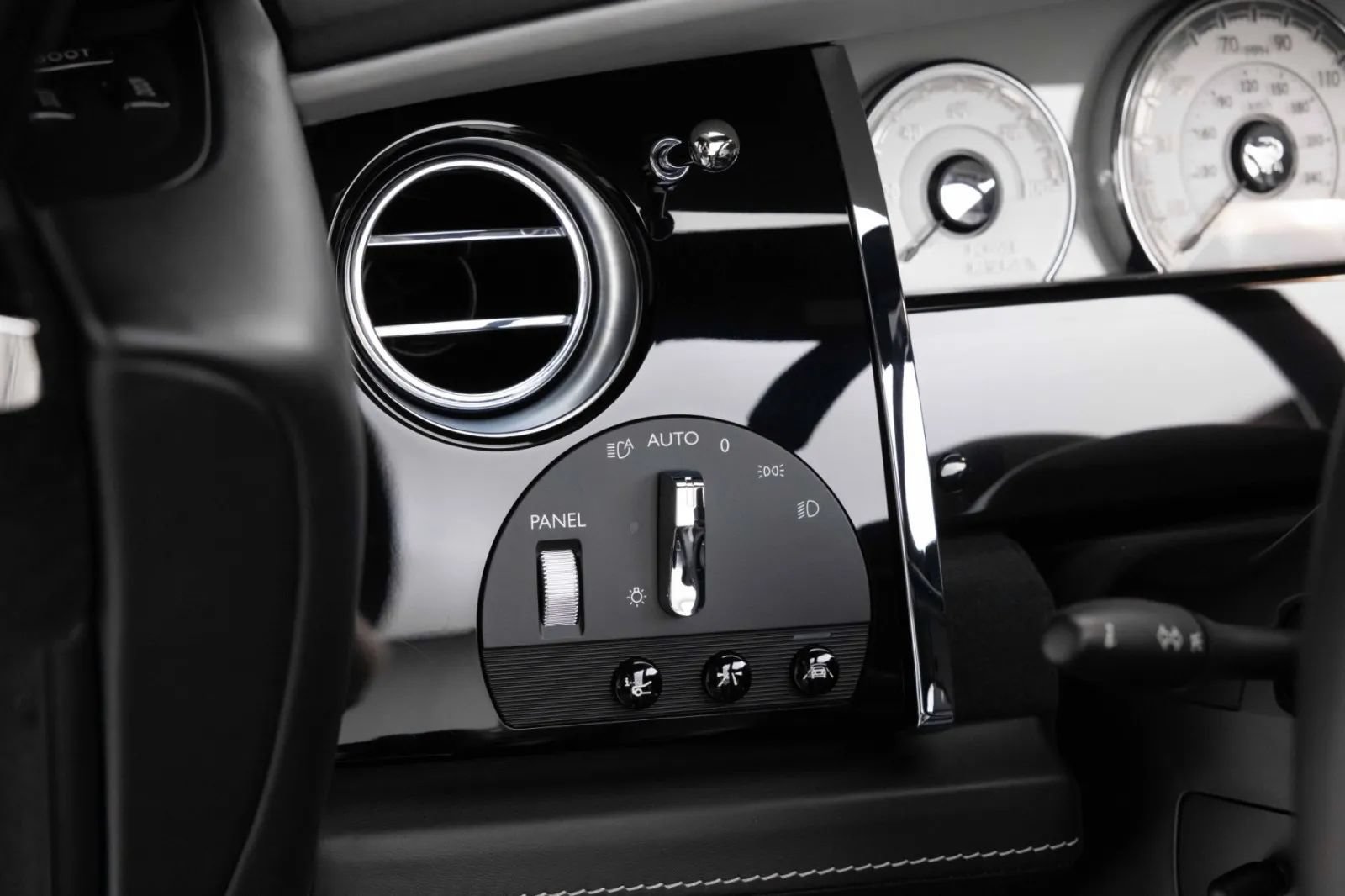 Used 2019 Rolls-Royce Dawn RWD image 30