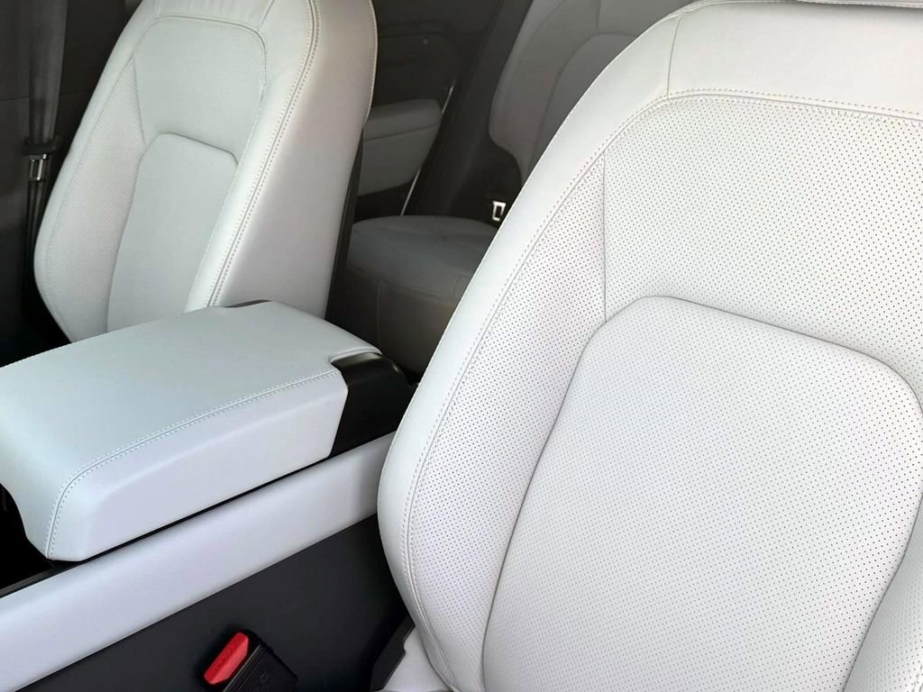 New 2025 Land Rover Defender 130 X-Dynamic SE image 19