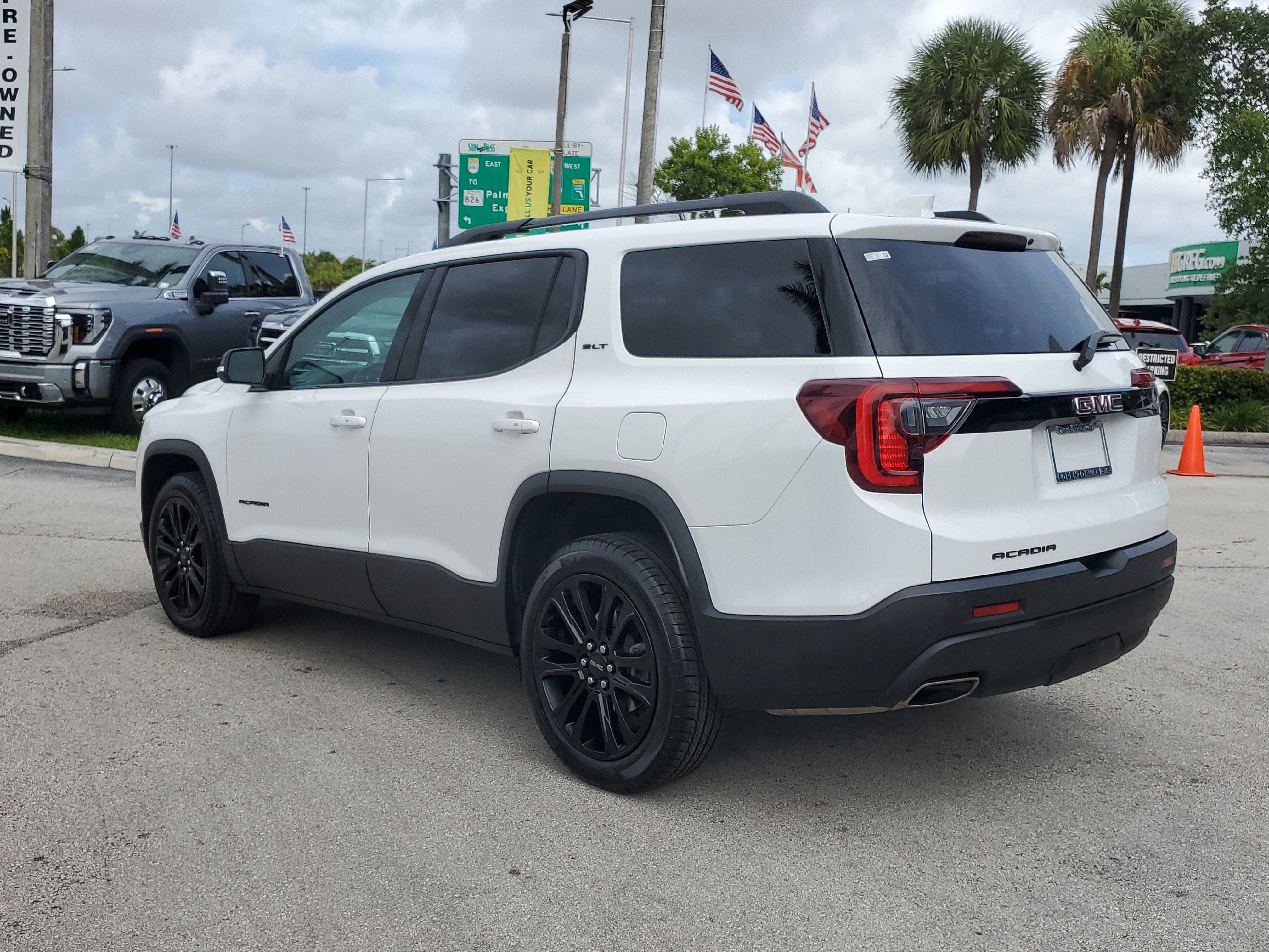 Used 2023 GMC Acadia SLT w/ Elevation Edition image 7