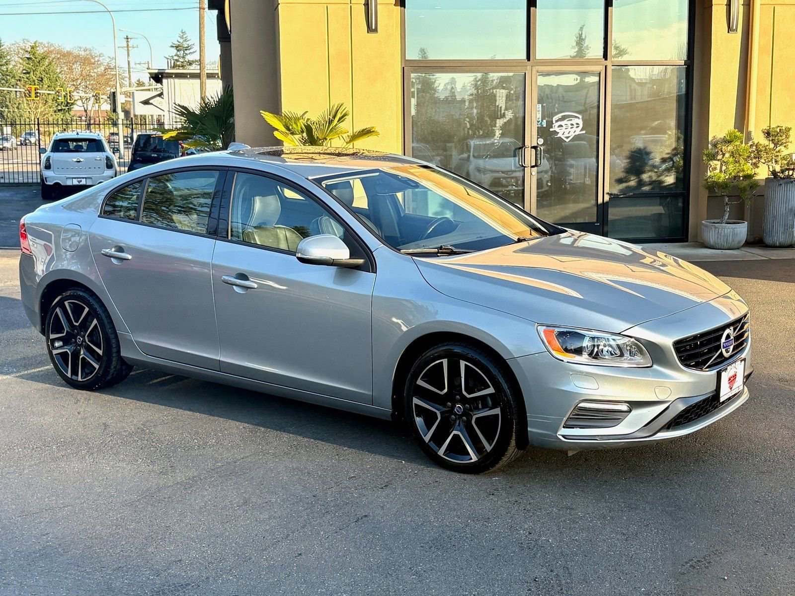 Used 2018 Volvo S60 T5 Dynamic image 1