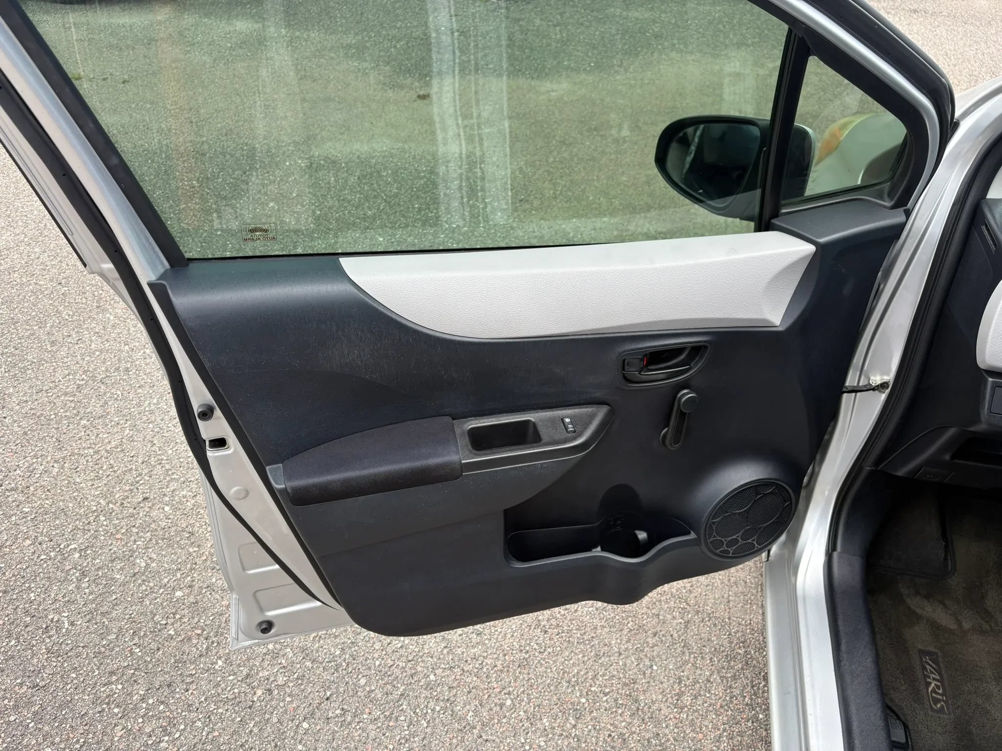 Used 2012 Toyota Yaris SE FWD image 7