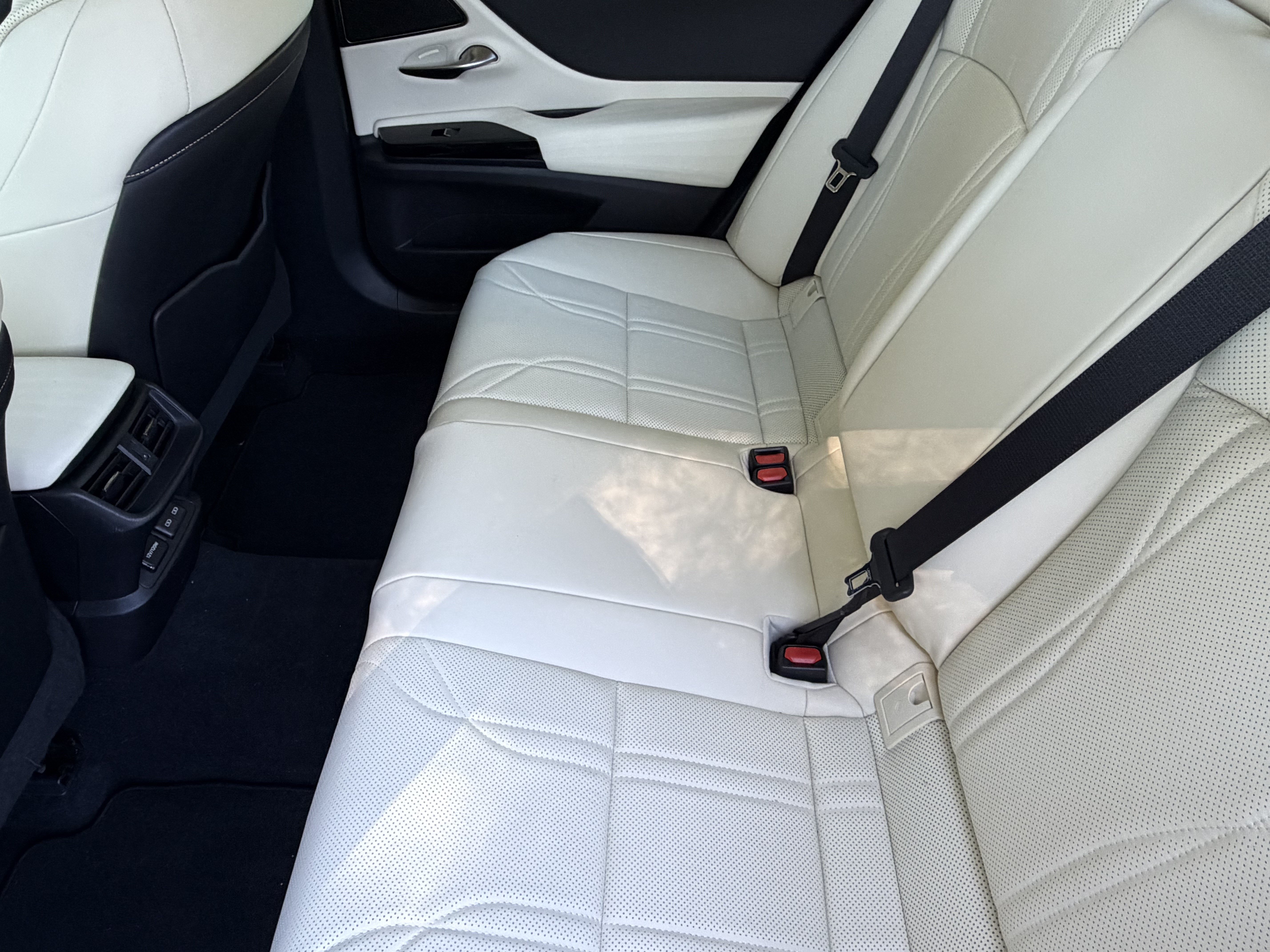 Used 2022 Lexus ES 300h Ultra Luxury FWD image 31