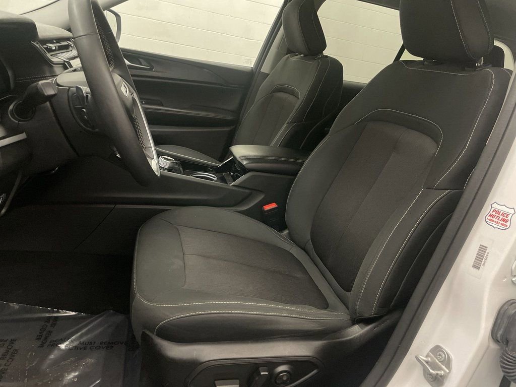 Used 2023 Jeep Grand Cherokee Laredo image 13