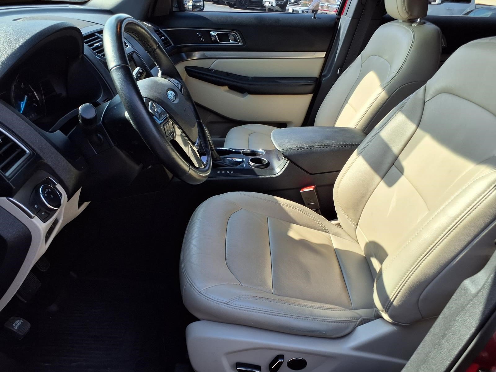 Used 2018 Ford Explorer XLT w/ Equipment Group 202A FWD image 13