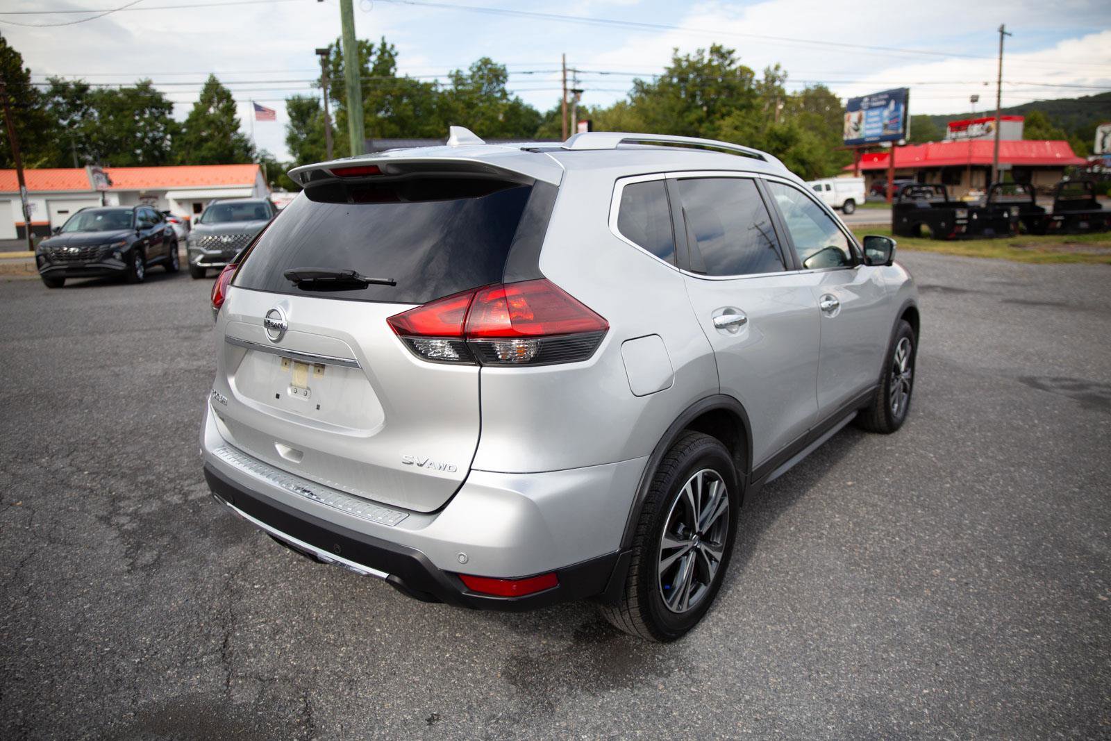 Used 2019 Nissan Rogue SV w/ Premium Package image 3