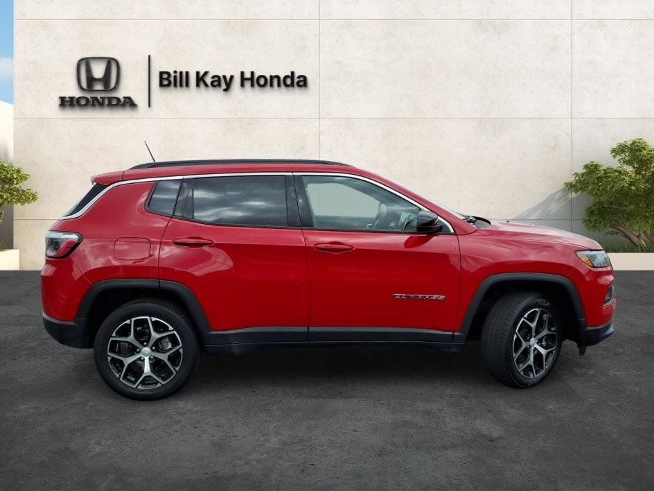 Used 2024 Jeep Compass Latitude AWD/4WD image 2