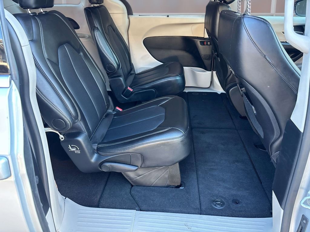 Used 2024 Chrysler Pacifica Touring-L image 18