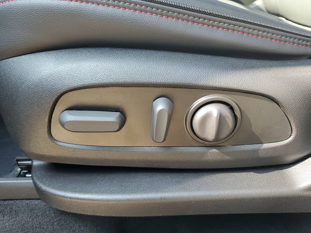 Used 2023 Chevrolet Traverse RS image 25