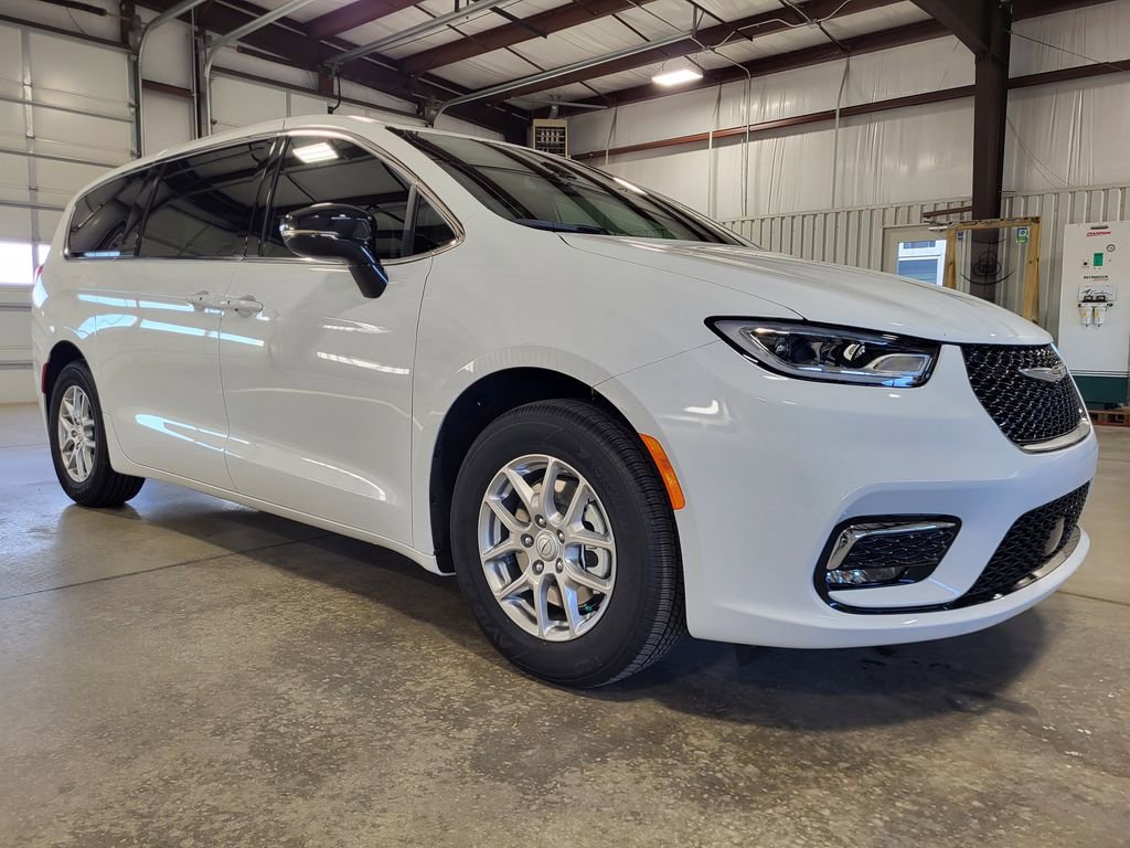 New 2026 Chrysler Pacifica Select image 7