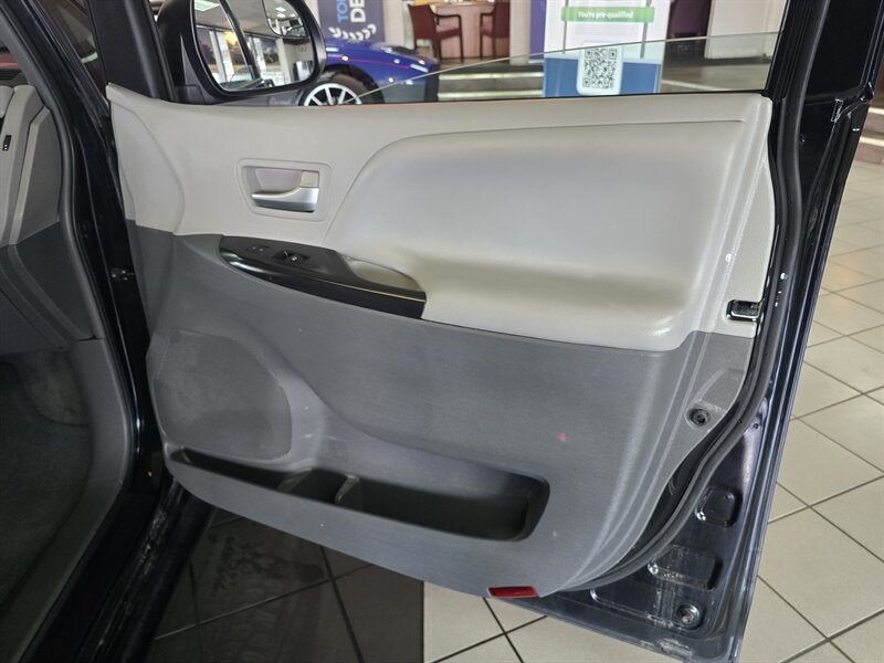 Used 2015 Toyota Sienna LE FWD image 13