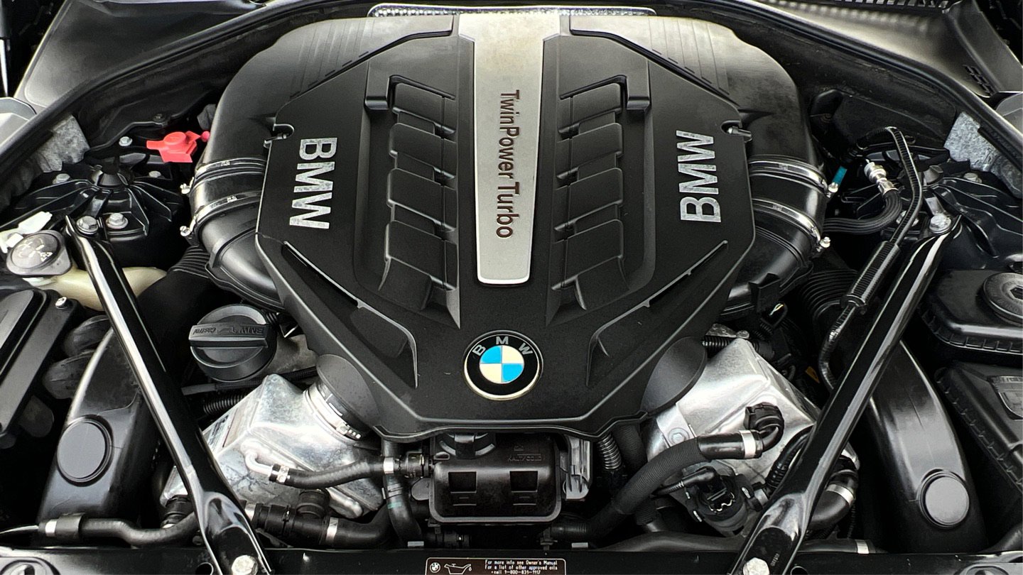 Used 2012 BMW 550i xDrive Sedan AWD/4WD image 9