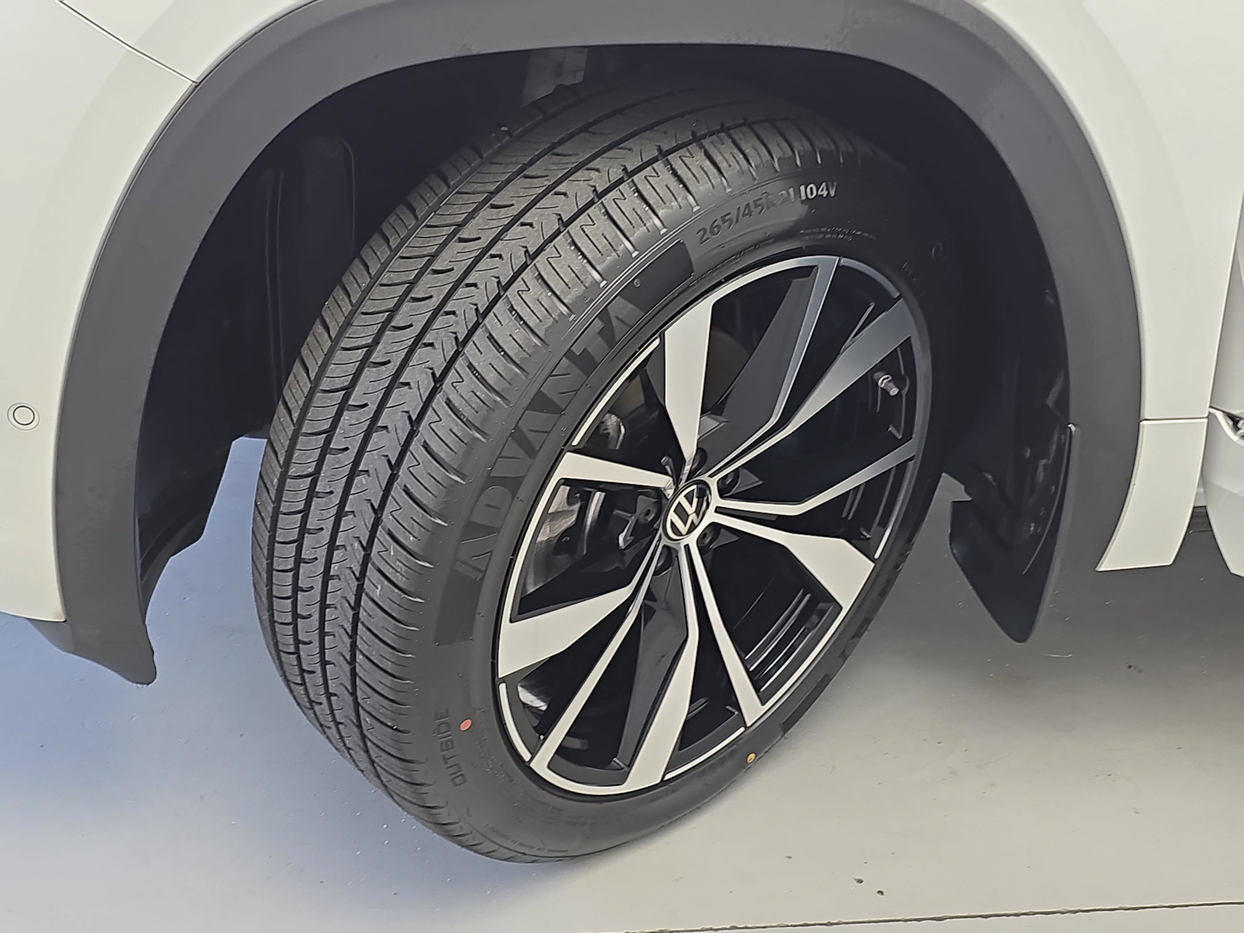 Certified 2024 Volkswagen Atlas SEL Premium R-Line AWD/4WD image 34