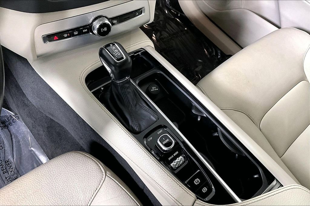 Used 2017 Volvo XC90 T6 Momentum w/ Vision Package image 17