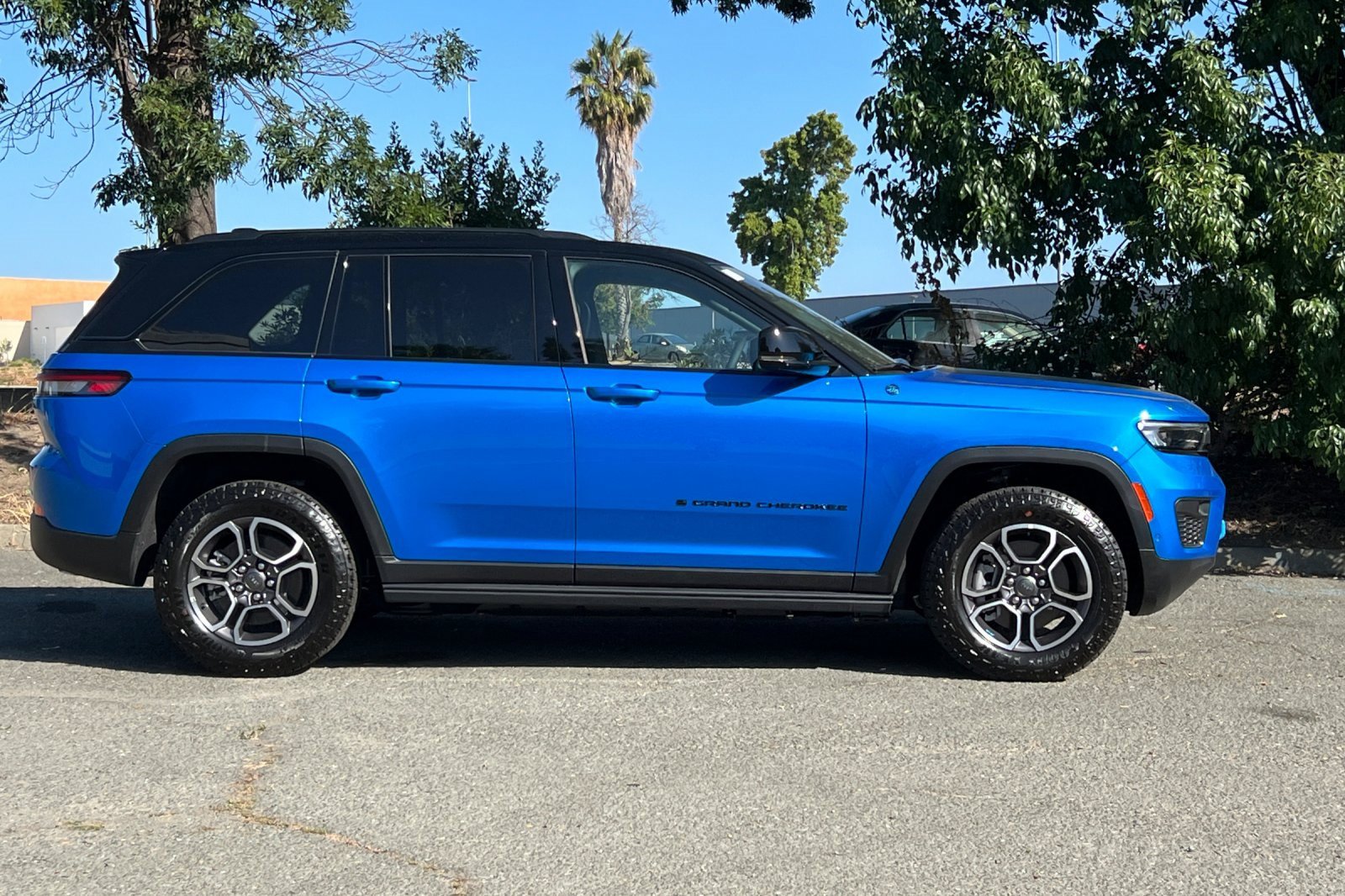 New 2023 Jeep Grand Cherokee Trailhawk w/ Advanced Protech Group II image 2