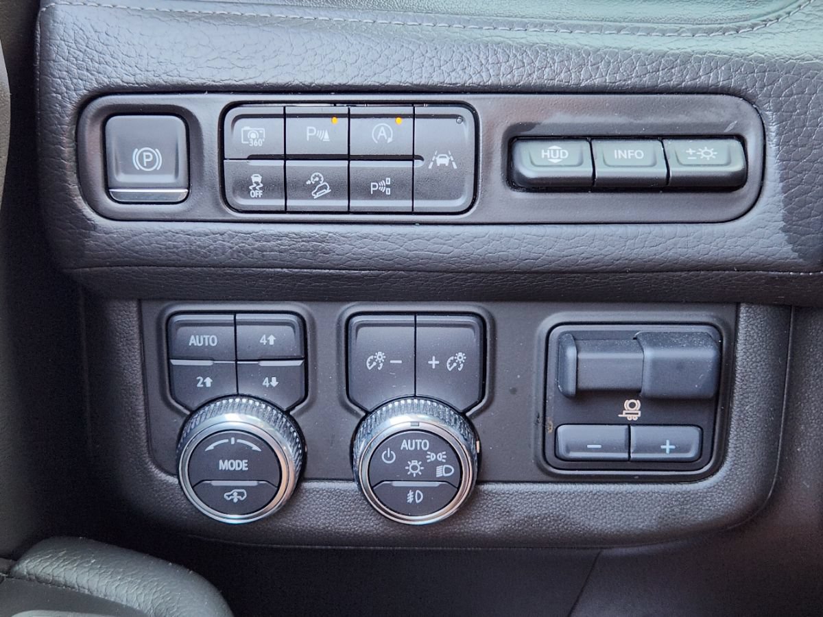 Used 2024 GMC Yukon Denali w/ Advanced Technology Package AWD/4WD image 36