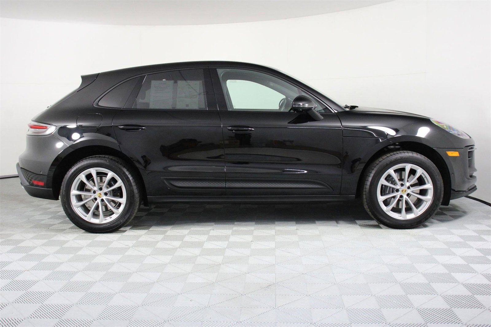 Used 2025 Porsche Macan image 8