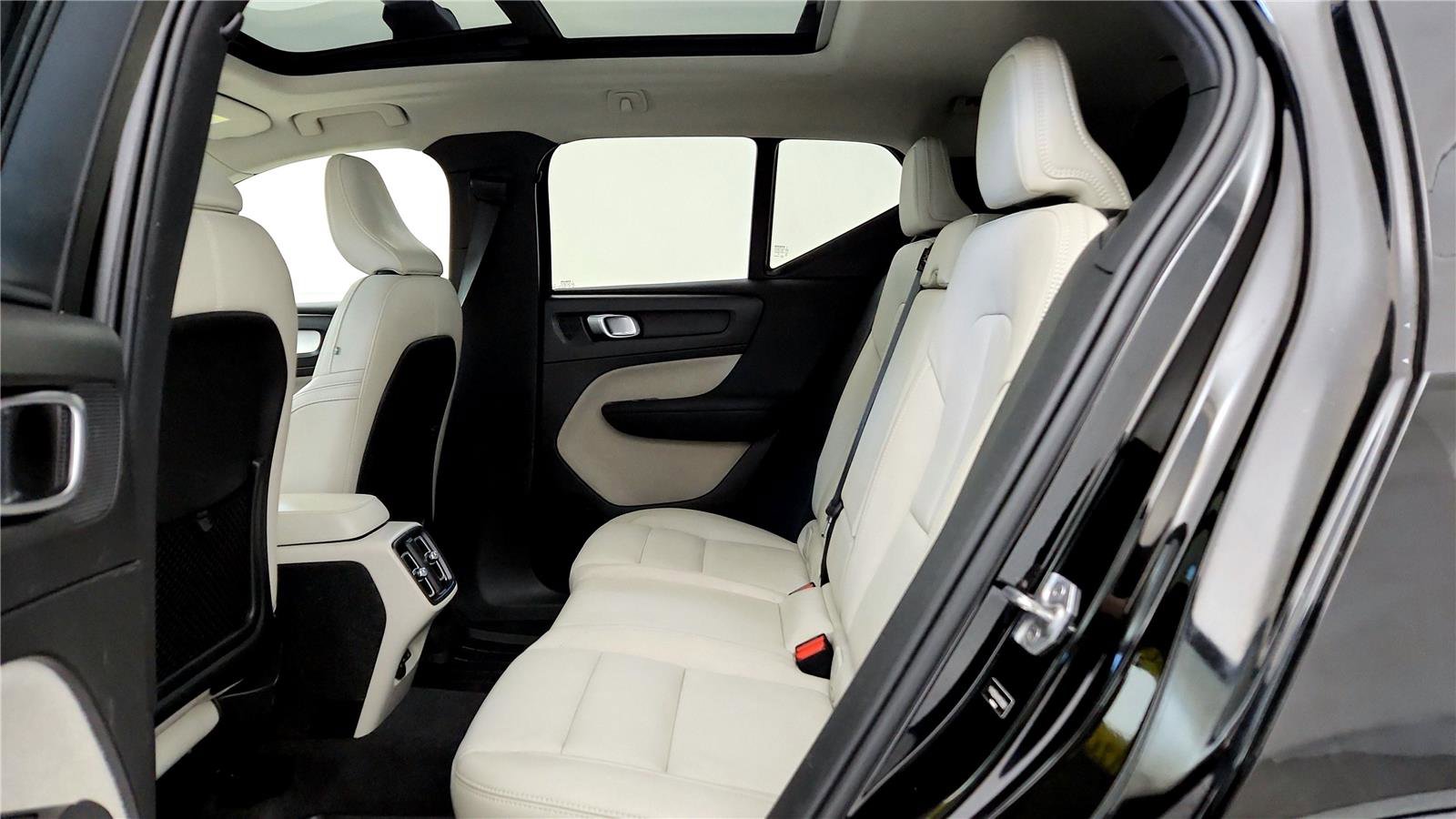 Used 2021 Volvo XC40 T5 Momentum w/ Premium Package image 21