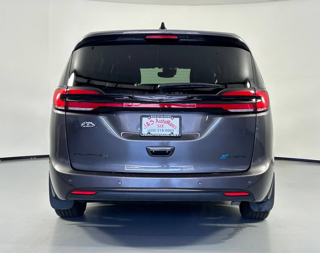 Used 2023 Chrysler Pacifica Limited w/ Uconnect Theater Family Group FWD image 6